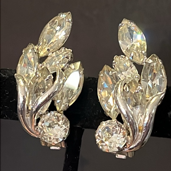 Weiss Jewelry - Weiss Vintage Crystal Clip On Earring. Stunning Craftsmanship. Breathtaking